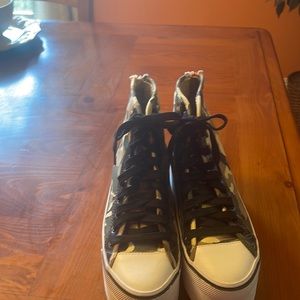 Steve Madden platform tennis shoe. Excellent condition. Size 9.